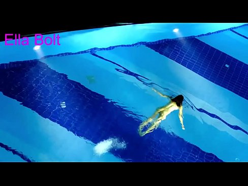 ❤️ म हेर्न रोक्न सक्दिन, जवान गोरा ELLA BOLT रिसोर्ट पूलमा नग्न पौडी खेल्दै समातियो ☑ गुदा अश्लील  ❤